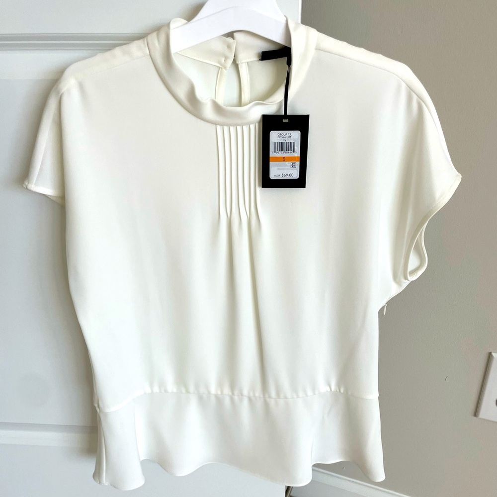 Brand new DKNY off white peplum blouse with pleated neck line. 🤍